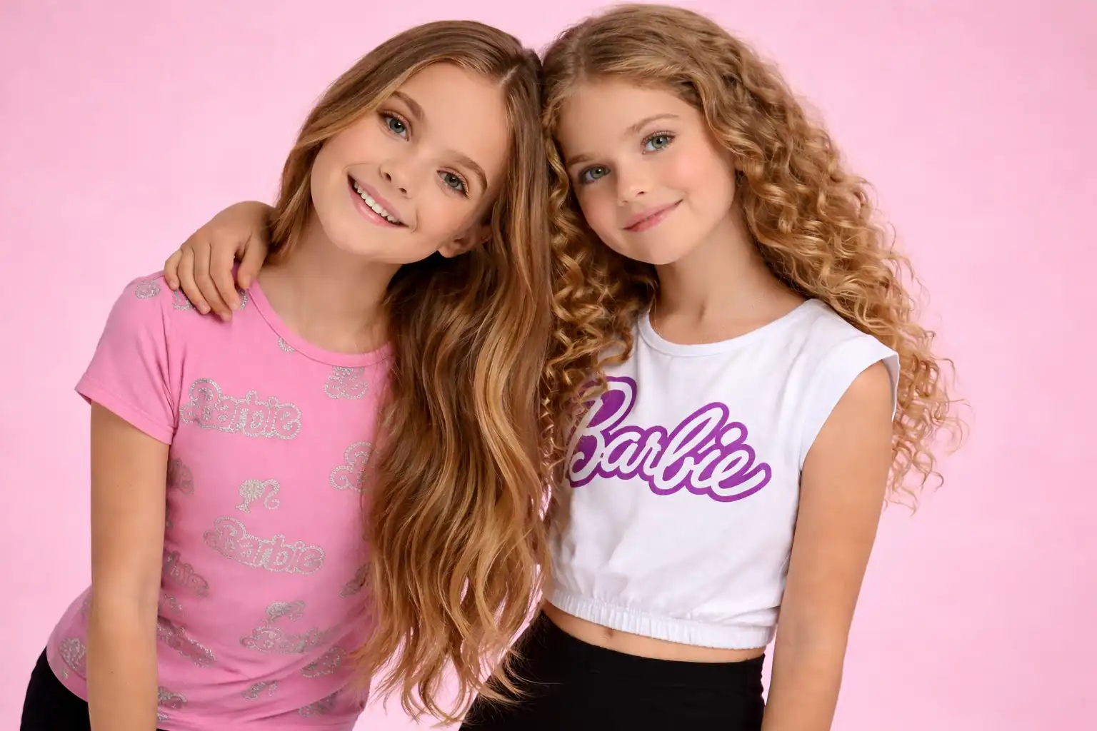 Moda infantil para catálogo e-commerce con dos niñas modelando ropa Barbie sobre fondo rosa para marketplace